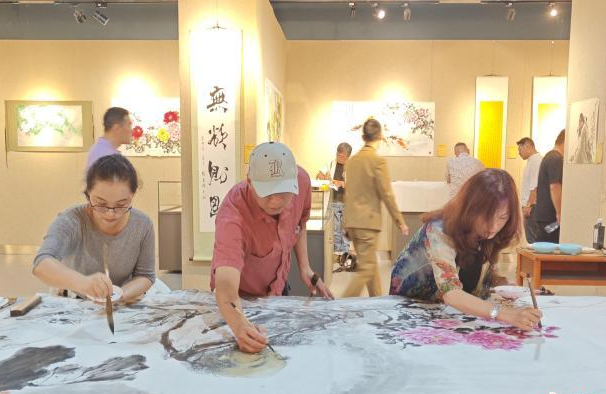 闽台两岸艺术家共绘一幅画 艺术交流促进文化融合